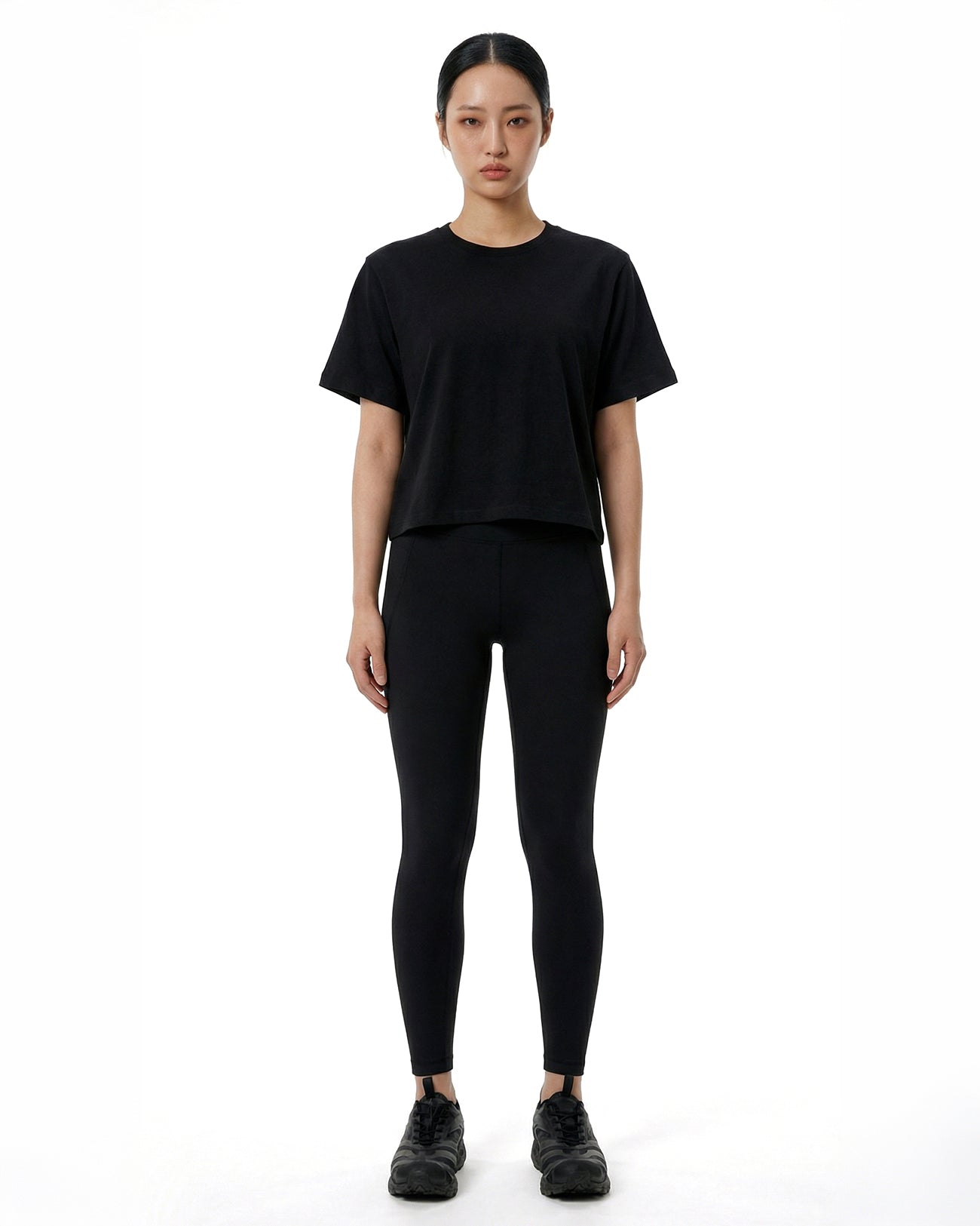 CROPPED RELAXED TEE - black
